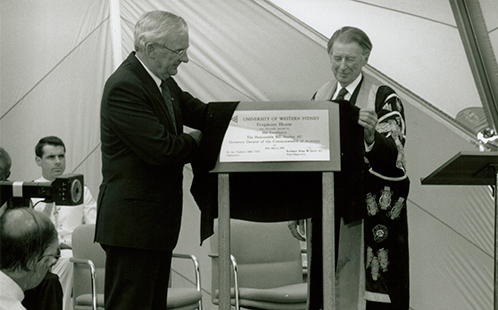 Governor General Bill Hayden and Chancellor Sir Ian Turbott unveil a plaque at Frogmore House in 1991
