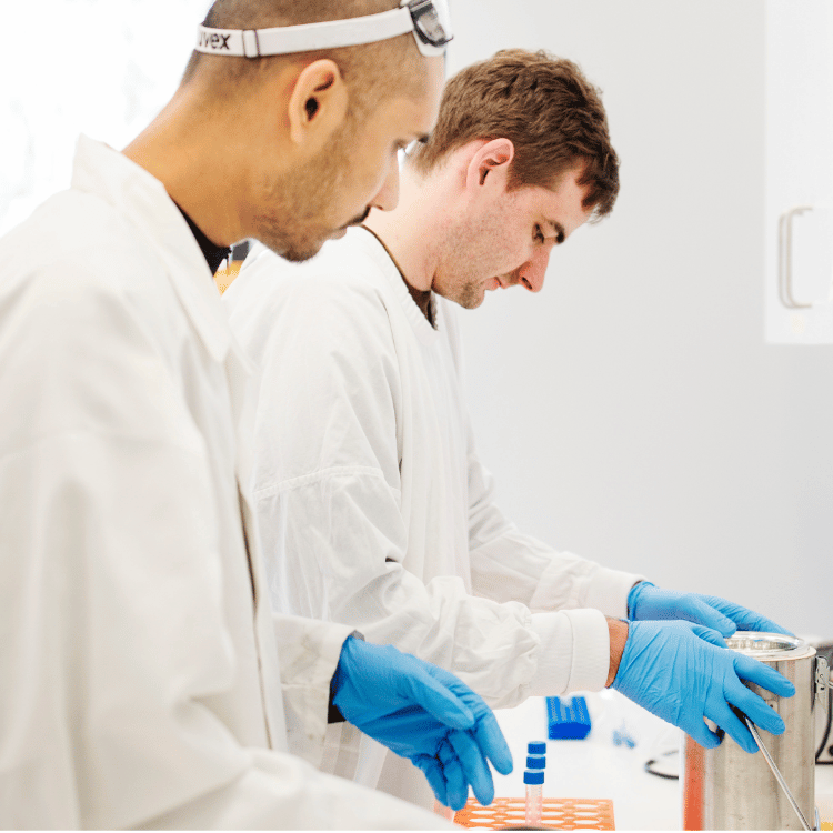Research Activate Program thumbnail or students in the lab.