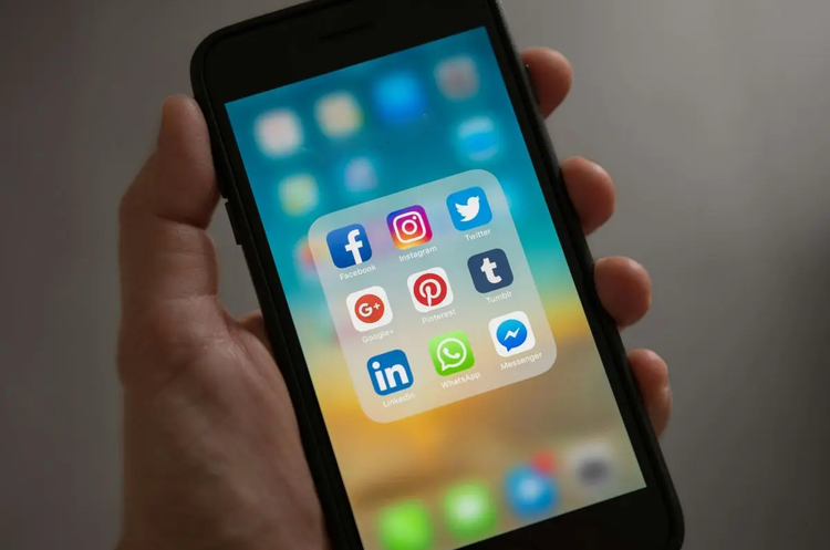 Smartphone social media apps